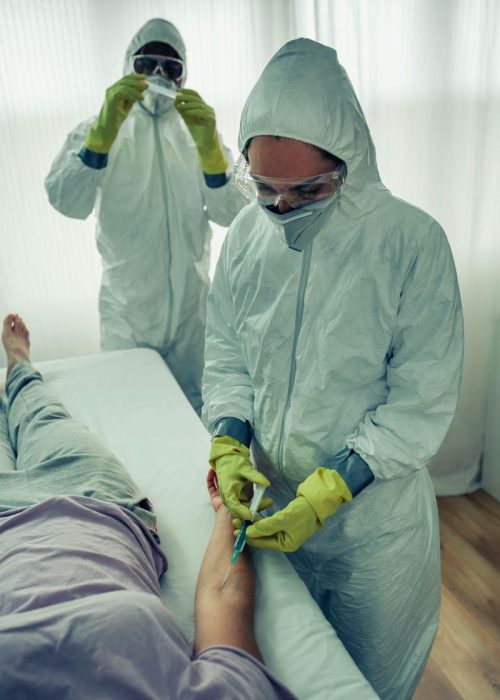 doctors-injecting-a-vaccine-to-a-patient-AKNCBBF-reyy5vze8gyas169nmnfvdmr7nbbpoovspiivrwcwo.jpg